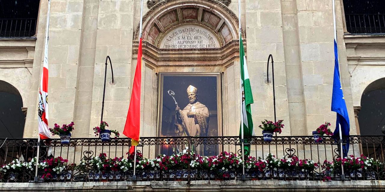 La imagen de San Eufrasio presidirá la fachada del Ayuntamiento de Andújar hasta el próximo domingo