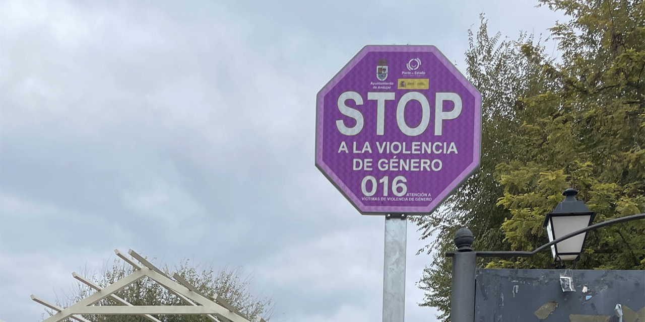 Andújar reparte 5 señales por todo el municipio para prevenir contra la violencia de género