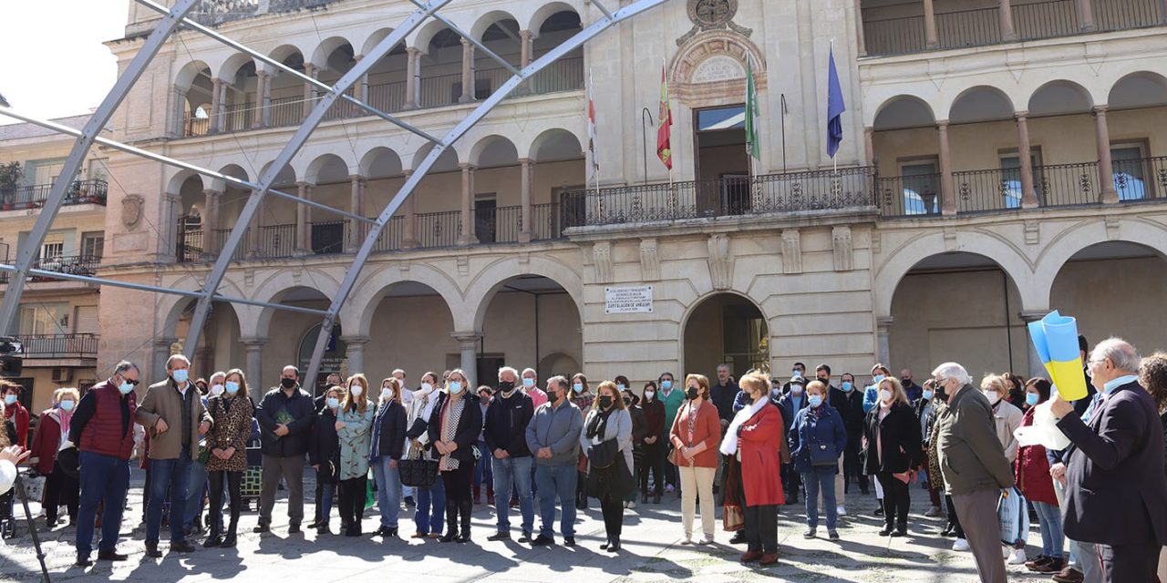 La Corporación Municipal participa en una concentración silenciosa en solidaridad con el pueblo de Ucrania