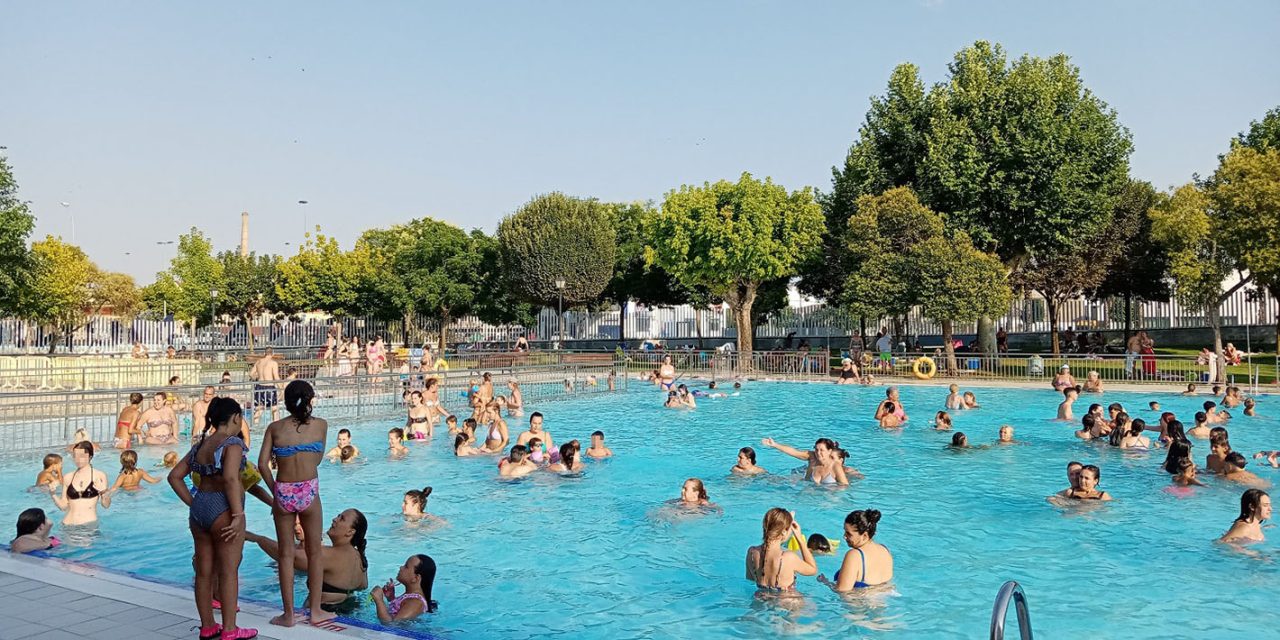 La Piscina Municipal de Andújar recibe a más de 11.000 usuarios durante el primer mes de la temporada