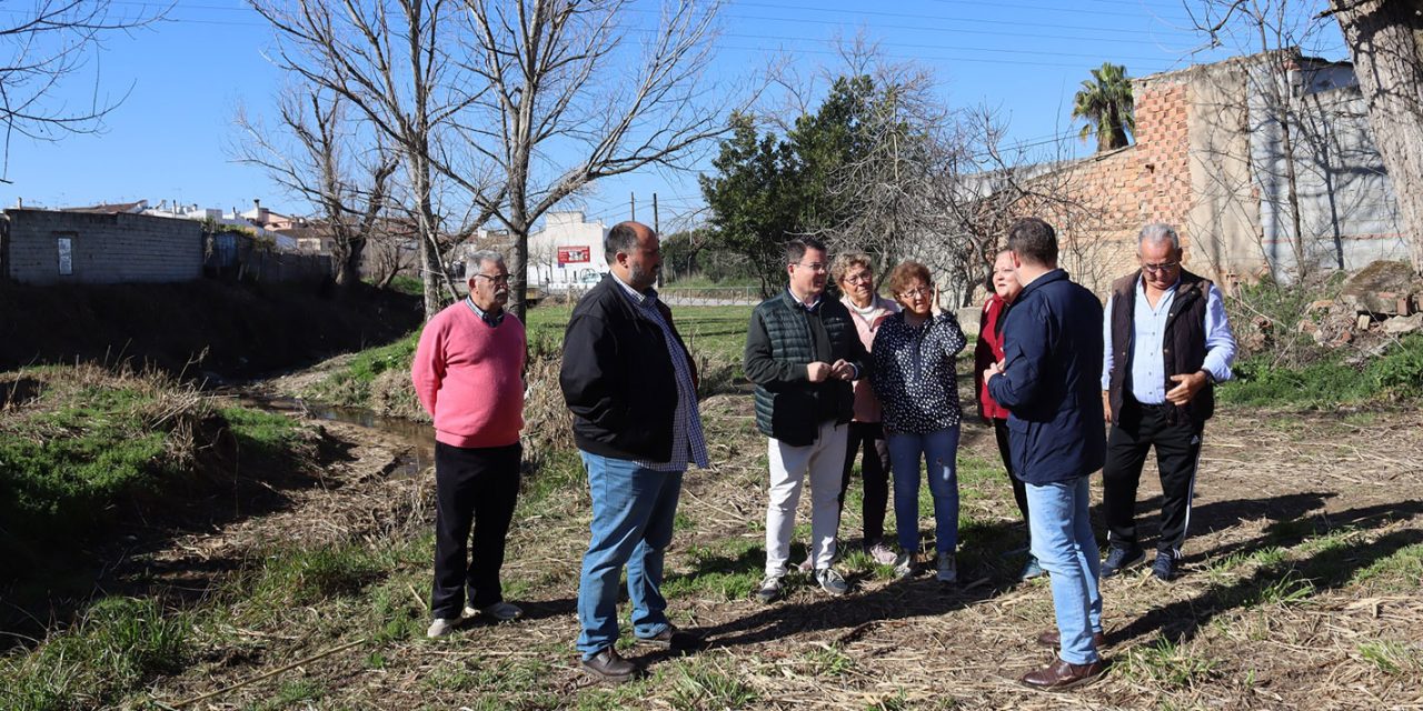 El Ayuntamiento acomete labores de limpieza en el Arroyo Mestanza para mejorar las condiciones de seguridad y salubridad del entorno