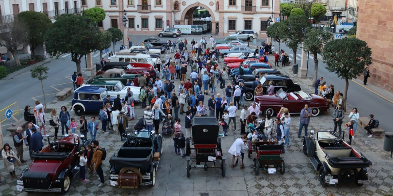 Más de una treintena de coches forman parte del XXI Encuentro de Vehículos Históricos “Ciudad de Andújar”