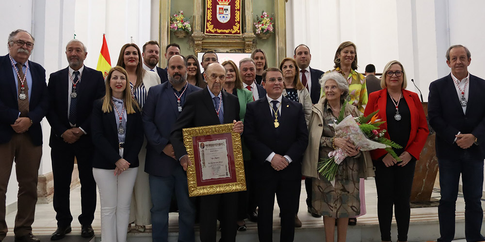 El doctor José Hernández Moreno recibe el título de Hijo Adoptivo de Andújar