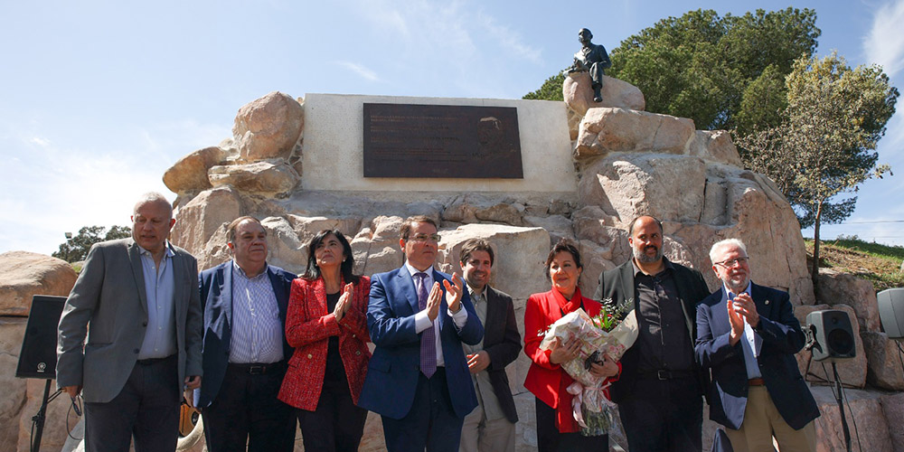 Andújar inaugura un monumento a Miguel Hernández en el Poblado del Santuario de la Virgen de la Cabeza